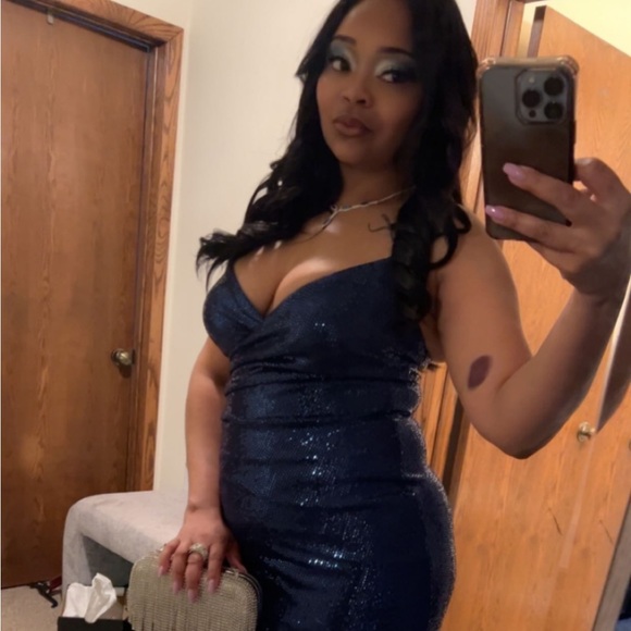 Cute sequence, high slit dress - Picture 4 of 4